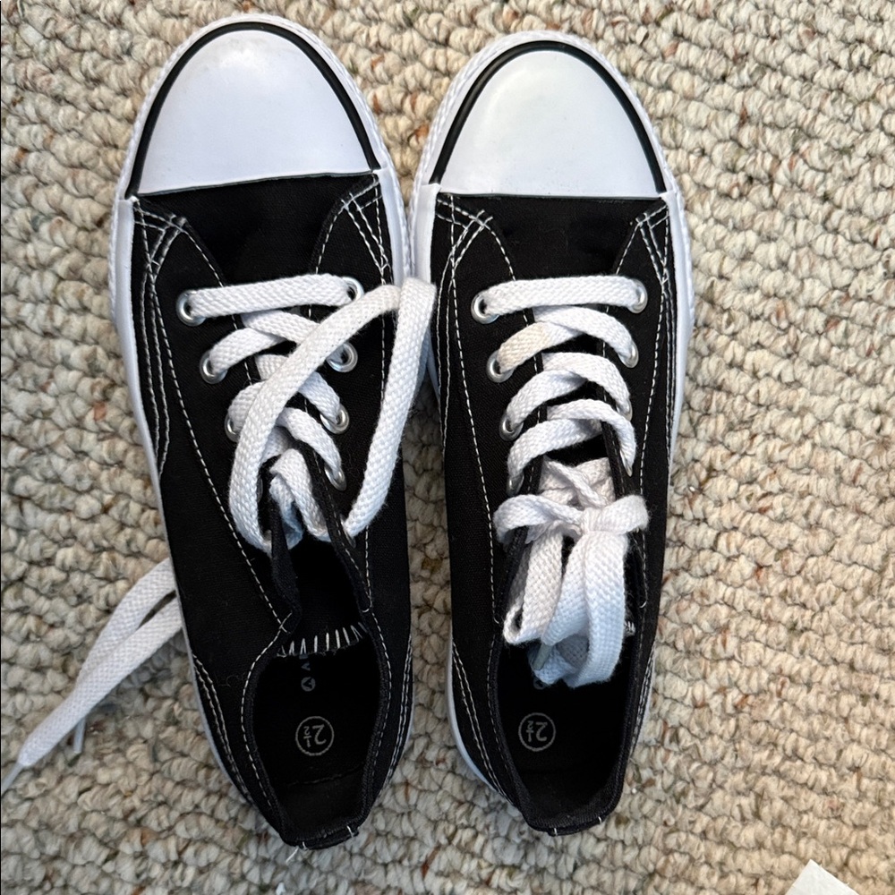 Airwalk Black and White Kids Sneakers size 2&1/2